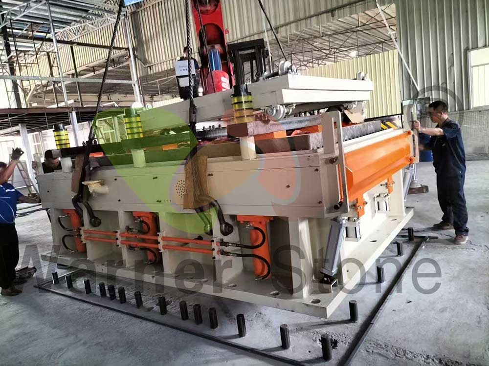 Arbeiter beim Entladen neu importierter Maschinen für die Quarzsteinproduktion