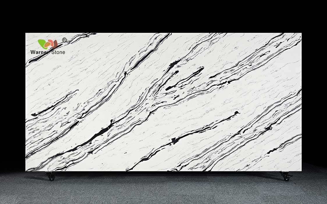 Primer plano de la losa completa Warner Quartz A-9002 "Evening Blossom", que muestra espectaculares vetas blancas y negras para encimeras de cocina o baño.