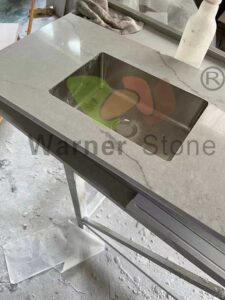 Unterschiedliche Perspektive eines Arbeiters, der einen Quarzschrank mit Spülenöffnung zusammenfügt