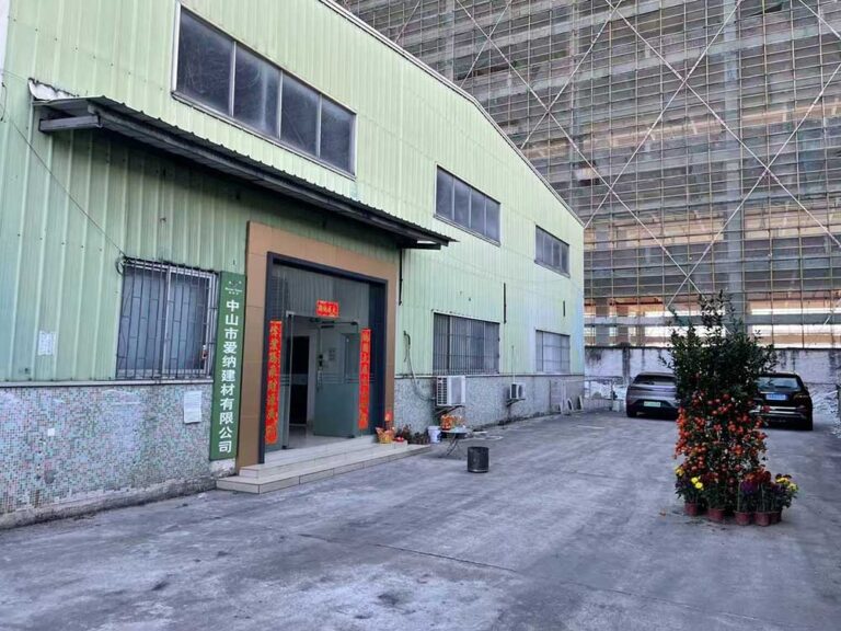 Fabrikschild mit dem Namen "Zhongshan Aina Building Materials Co., Ltd.".